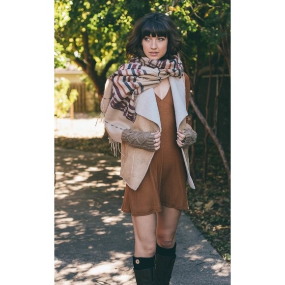 🆕🌿OVERSIZED TASSLE SCARF🌿 - Picture 2 of 4